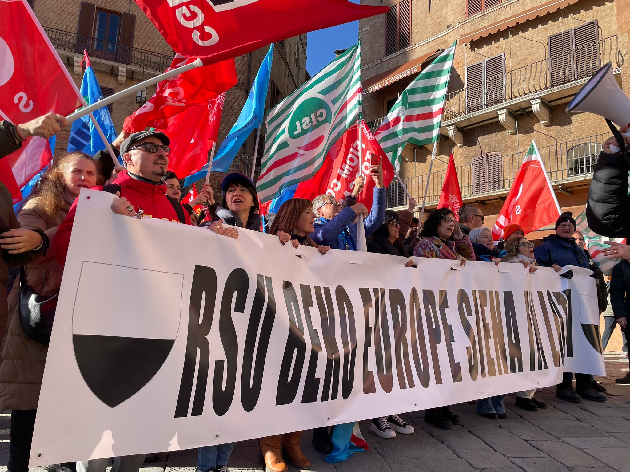 “No alla chiusura dello stabilimento Beko”, 300 famiglie in corteo per le strade di Siena – ASCOLTA