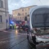 Scontro auto-tramvia, è caos traffico sui viali – FOTO